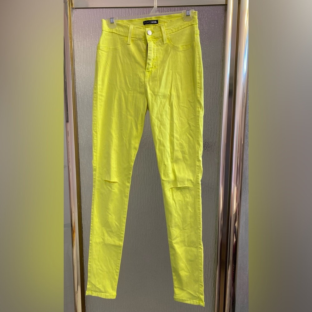 NWOT Fashion Nova fluorescent yellow skinny jeans Size 7 with ripped knee accent